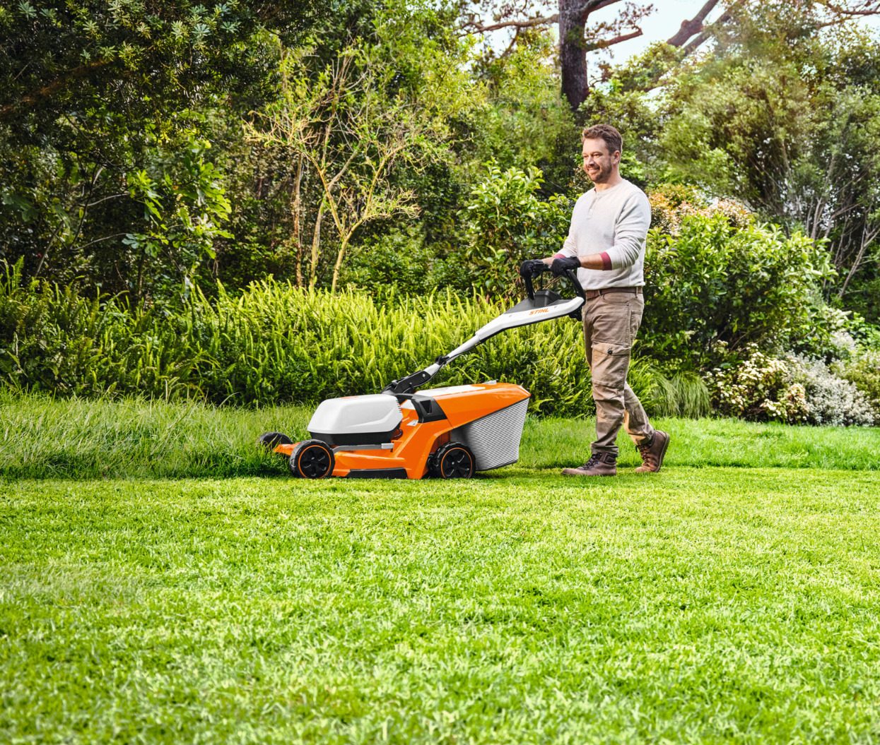 STIHL-Rasenmäher Rasenmäher von STIHL im Einsatz